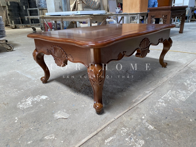 .
Morehome, một xưởng nội thất, sản xuất bàn trà gỗ tự nhiên tân cổ điển với các chi tiết được chạm khắc tỉ mỉ bởi các thợ có kinh nghiệm lâu năm và hoa văn sắc nét thẩm mỹ.